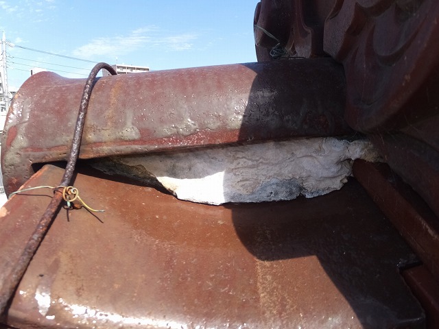 北方町で葺き替え工事の見積もり依頼、鬼瓦周りの漆喰の経年劣化が進んでおり一部剥離